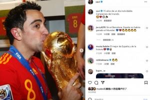 🏆哈维社媒晒亲吻大力神杯照片,纪念15年前问鼎世界杯