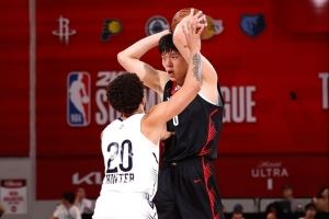 季孟年:教练组应该挺满意杨瀚森的表现 三分是小杨立足NBA的关键