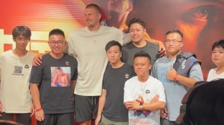 😄一位球迷穿身穿印有约基奇儿童照的T恤 成功逗笑约老师
