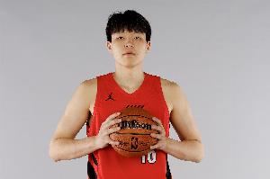 青岛记者:杨瀚森终于拼得好结果 目前看新季进正常轮转应没问题