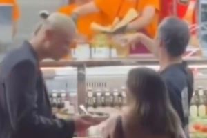 放松身心!哈兰德在意大利度假,在罗马街头吃小吃