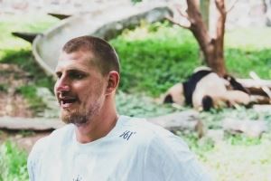 皮一下🐼掘金官推调侃约基奇参观大熊猫:别告诉他的那些马🤣
